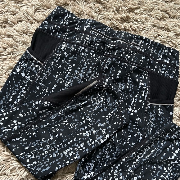 🩷ATHLETA MESH CAPRI PEBBLE BE FREE KICKER BLACK WHITE LEGGINGS SIZE MEDIUM - Picture 11 of 11